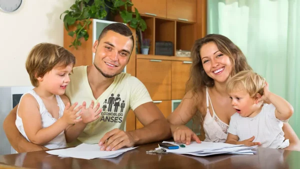 Familia reunida de la AUH con remera de Anses