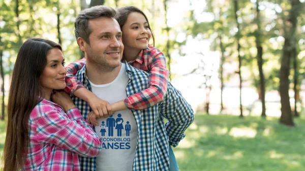 Familia de la AUH con remera de Anses