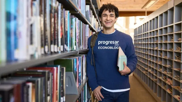 Beneficiario de Becas Progresar caminando en una biblioteca