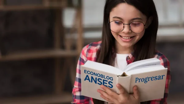 Estudiante con libro de Progresar