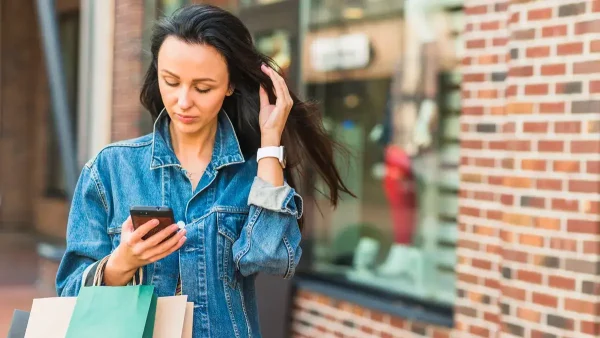 Mujer haciendo compras con su celular