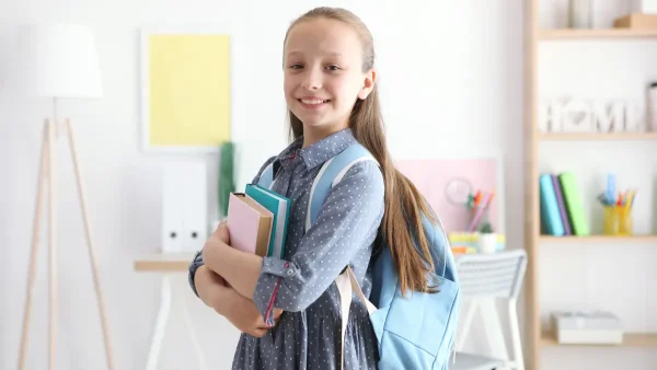 Estudiante con su mochila y sus libros