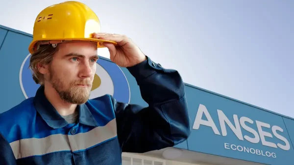 Trabajador con casco frente a cartel de Anses