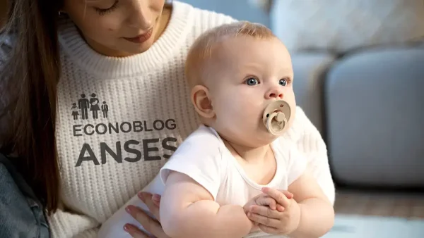 Bebé de la AUH con su madre usando un suéter de Anses