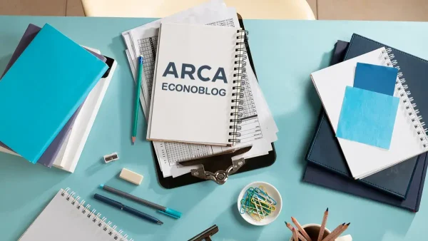 Cuadernos de ARCA en un escritorio