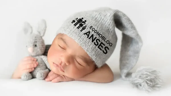 Bebé de la AUH con gorro de Anses