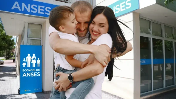 Familia de la AUH feliz en oficina de Anses