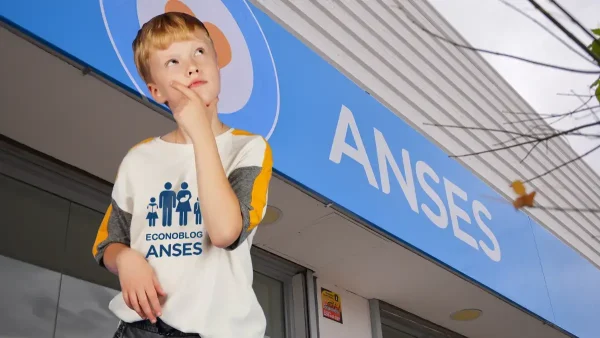 Niño de la AUH pensando en Anses