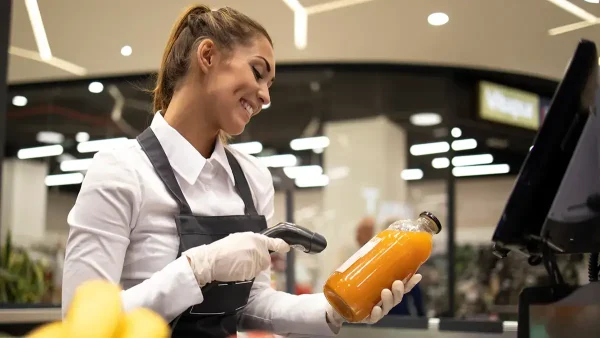 Empleada de comercio trabajando