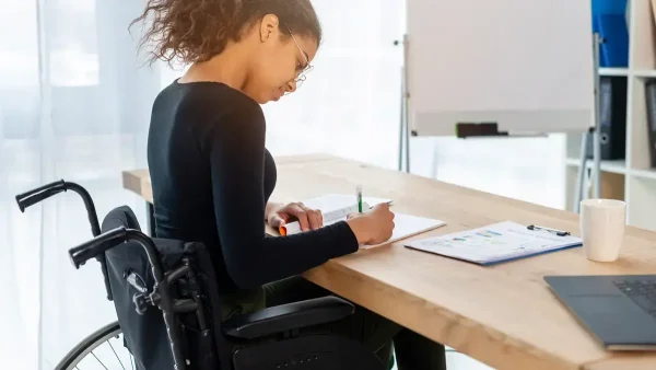 Persona con discapacidad estudiando