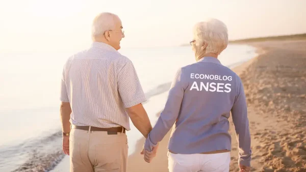 Jubilados de Anses caminando en la playa