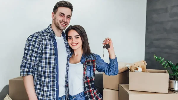 Pareja con las llaves de su vivienda