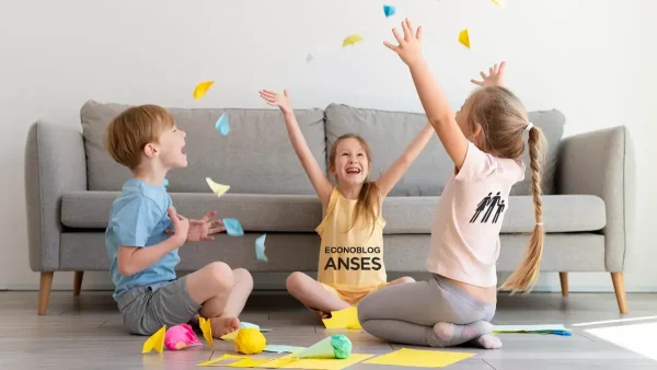 Niños del SUAF con remera de Anses