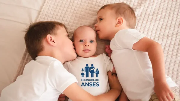 Bebé de la AUH con remera de Anses junto a sus hermanos