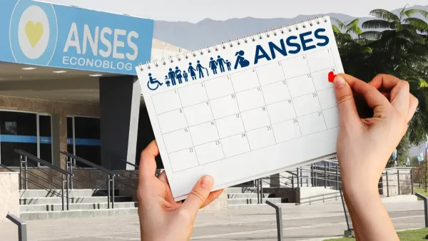 Una mano con el calendario de Anses