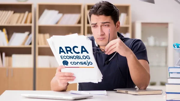 Profesional leyendo papeles de ARCA