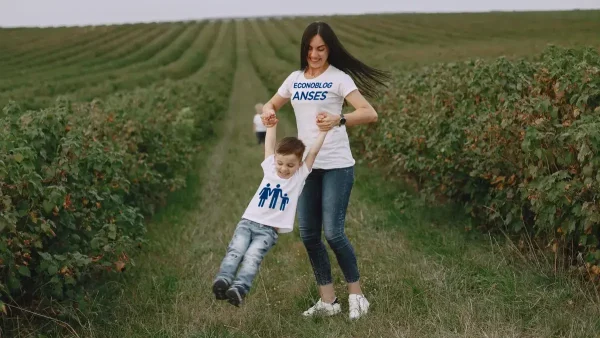 Madre rural del SUAF con remera de Anses